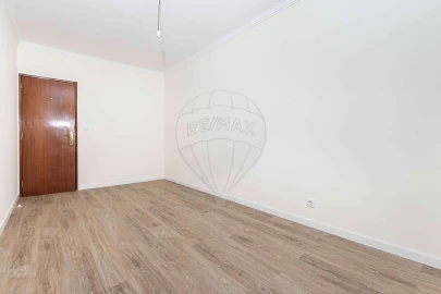 Apartamento T2 para Arrendamento em Massamá e Monte Abraão