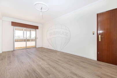 Apartamento T2 para Arrendamento em Massamá e Monte Abraão