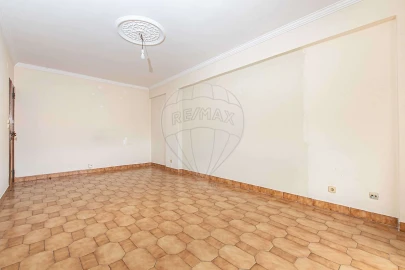 Apartamento T2 para Arrendamento em Massamá e Monte Abraão