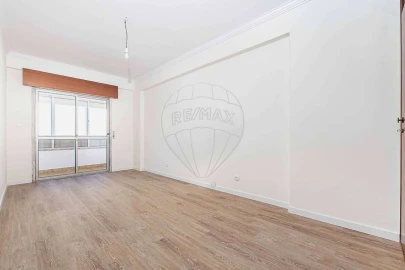 Apartamento T2 para Arrendamento em Massamá e Monte Abraão