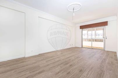 Apartamento T2 para Arrendamento em Massamá e Monte Abraão