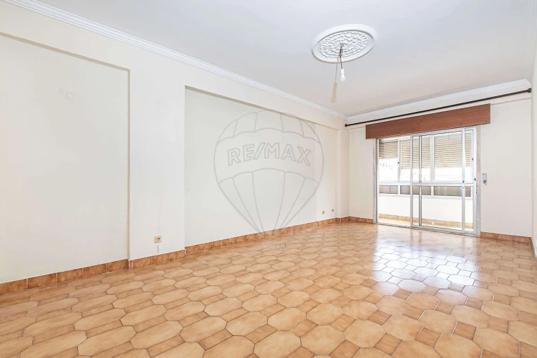 Apartamento T2 para Arrendamento em Massamá e Monte Abraão Foto 11