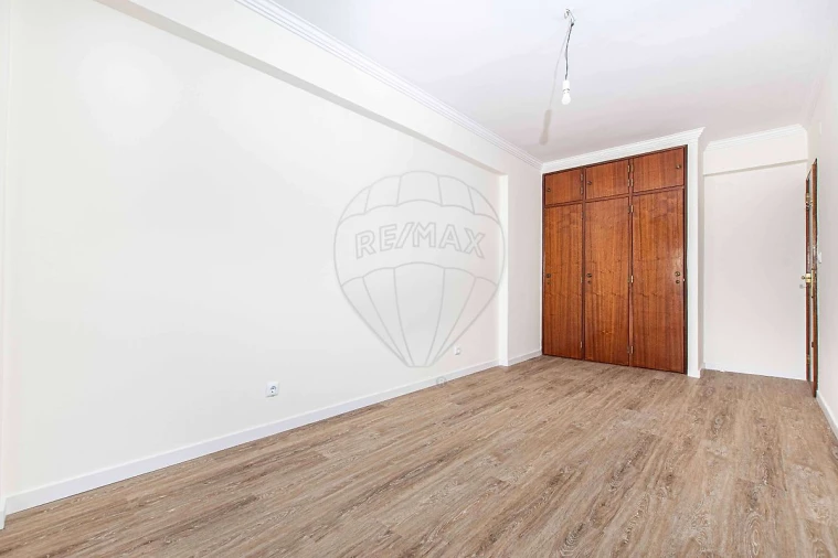 Apartamento T2 para Arrendamento em Massamá e Monte Abraão Foto 11