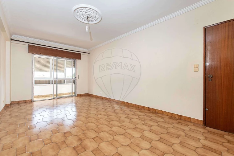 Apartamento T2 para Arrendamento em Massamá e Monte Abraão Foto 12