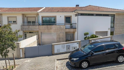 Moradia T3 para Venda em Fermentões