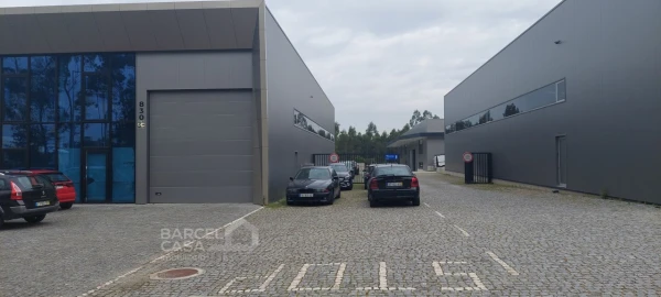 Armazém para Arrendamento em Carreira e Fonte Coberta