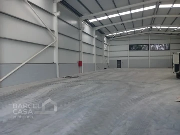 Armazém para Arrendamento em Carreira e Fonte Coberta
