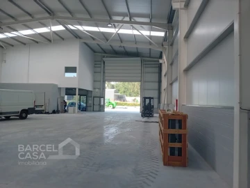 Armazém para Arrendamento em Carreira e Fonte Coberta