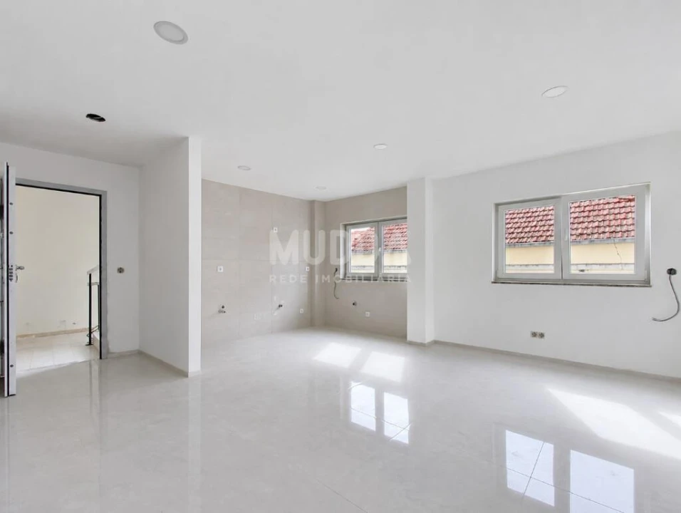Apartamento T2 para Venda em Sé, Santa Maria e Meixedo Foto 1