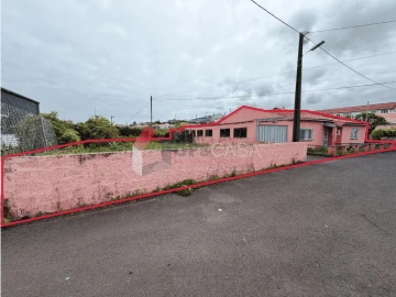 Moradia T3 para Venda em Praia da Vitoria (Santa Cruz)