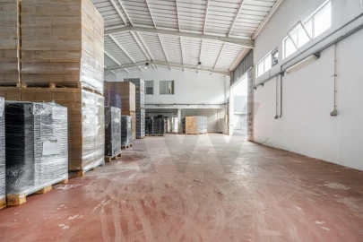 Armazém para Venda em Silveiros e Rio Covo (Santa Eulália)