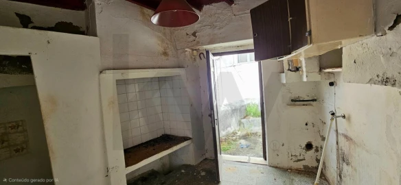 Moradia T2 para Venda em Santa Maria do Castelo e Santiago e Santa Susana