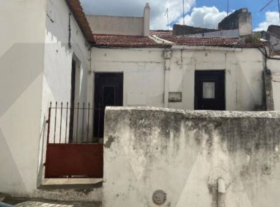 Moradia T2 para Venda em Santa Maria do Castelo e Santiago e Santa Susana Foto 1