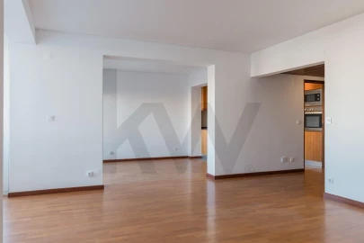 Apartamento T3 para Arrendamento em Lumiar