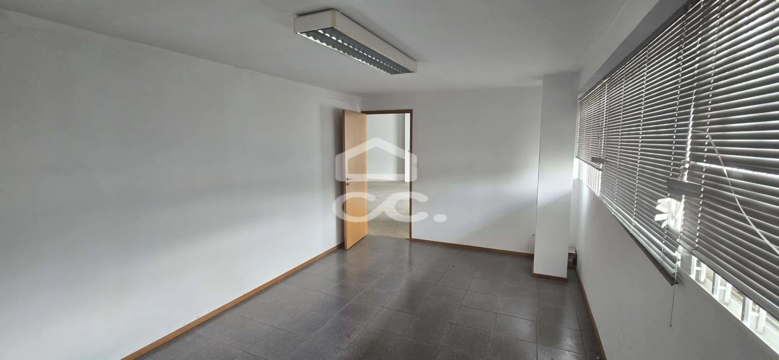 Armazém para Venda em Selho (São Jorge) Foto 6
