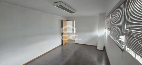 Armazém para Venda em Selho (São Jorge)