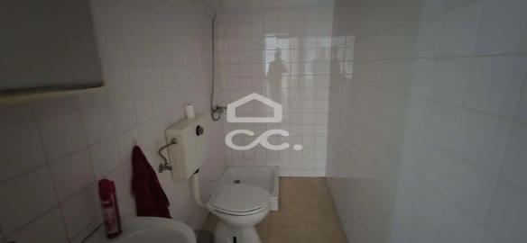 Armazém para Venda em Selho (São Jorge)