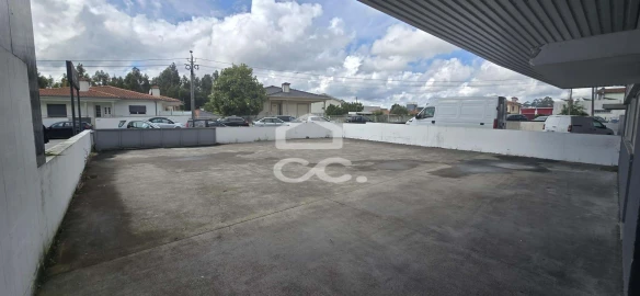 Armazém para Venda em Selho (São Jorge)