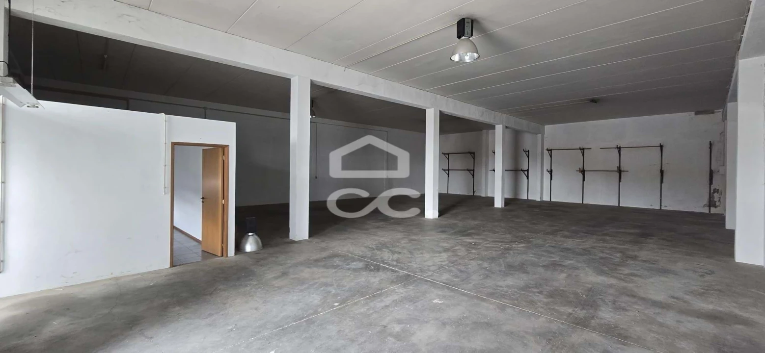Armazém para Venda em Selho (São Jorge) Foto 7