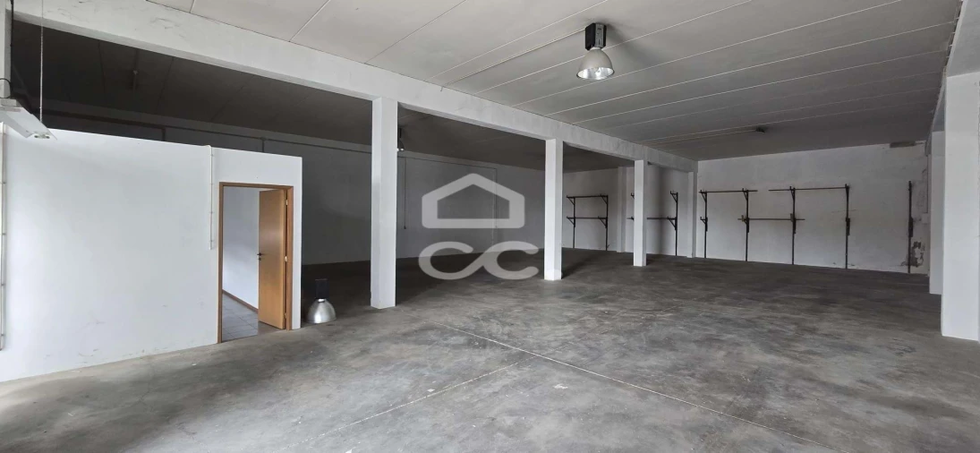 Armazém para Venda em Selho (São Jorge) Foto 7