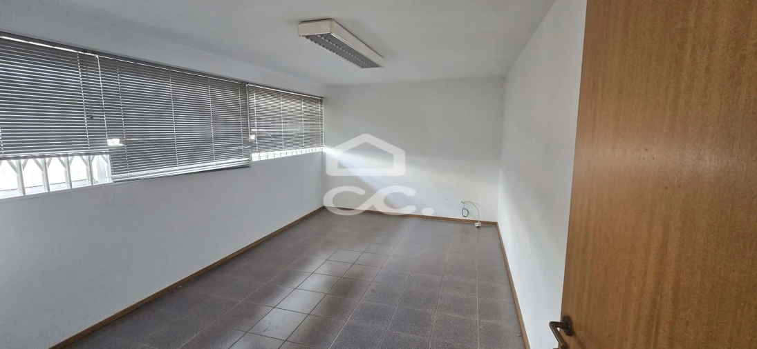 Armazém para Venda em Selho (São Jorge) Foto 8