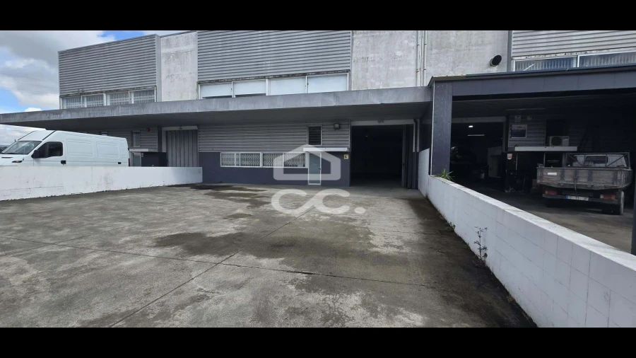 Armazém para Venda em Selho (São Jorge)