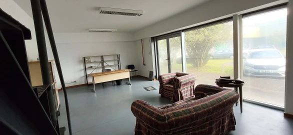 Armazém para Venda em Rosto do Cão (São Roque)