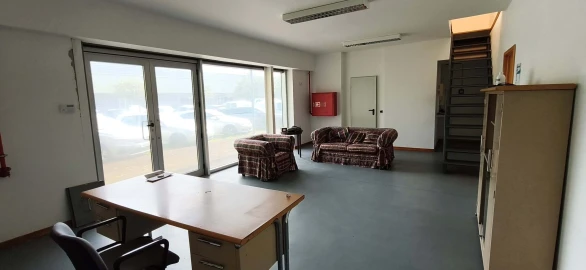 Armazém para Venda em Rosto do Cão (São Roque)