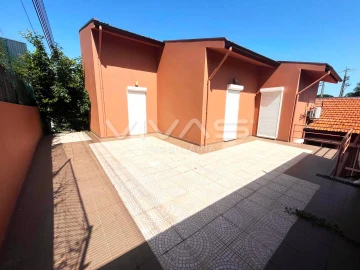 Moradia T5 para Arrendamento em Nogueiró e Tenões