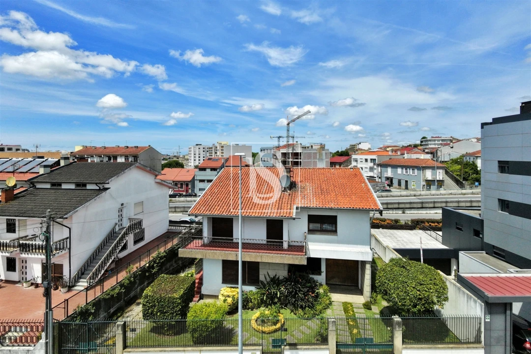 Moradia T6 para Venda em Paranhos Foto 1