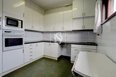Moradia T6 para Venda em Paranhos