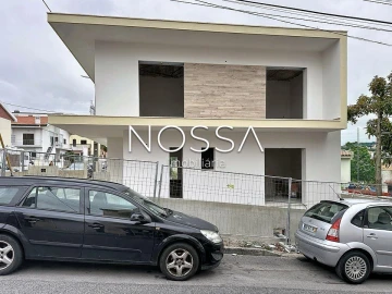 Moradia T4 para Venda em Pontinha e Famões