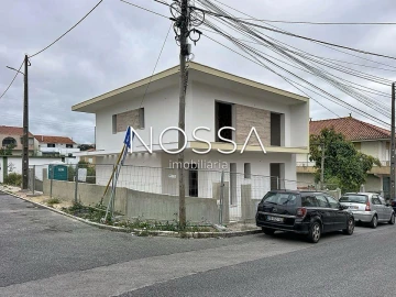 Moradia T4 para Venda em Pontinha e Famões