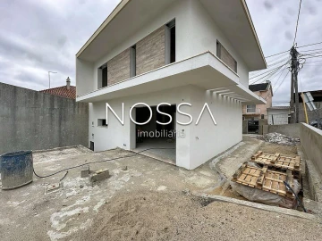 Moradia T4 para Venda em Pontinha e Famões