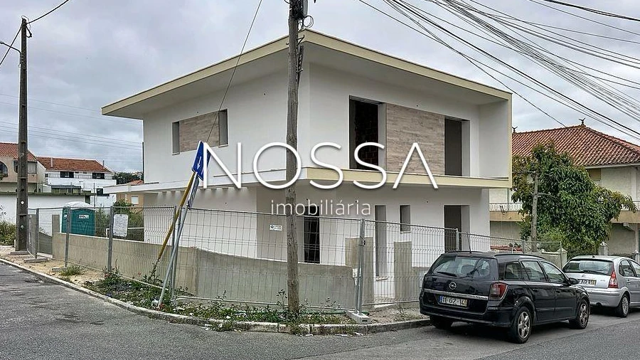 Moradia T4 para Venda em Pontinha e Famões