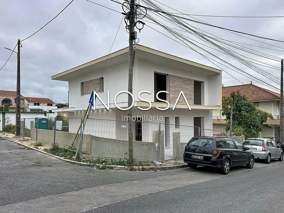 Moradia T4 para Venda em Pontinha e Famões Foto 1