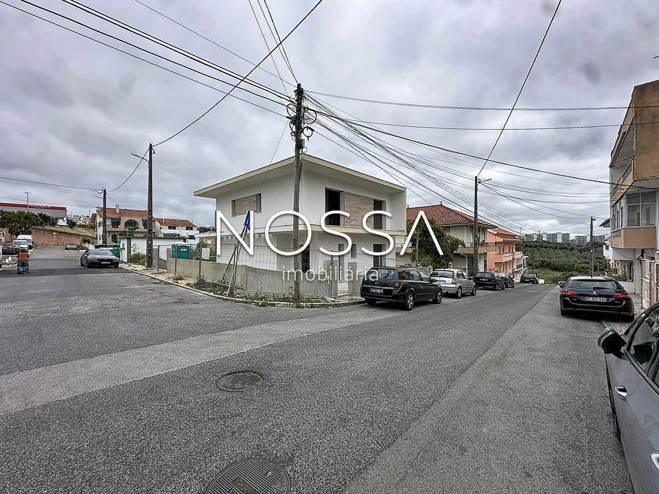 Moradia T4 para Venda em Pontinha e Famões Foto 6