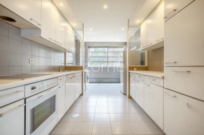 Apartamento T3 para Arrendamento em Aldoar, Foz do Douro e Nevogilde