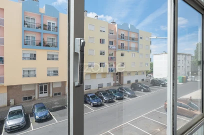 Apartamento T1 para Venda em Massamá e Monte Abraão