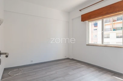 Apartamento T1 para Venda em Massamá e Monte Abraão