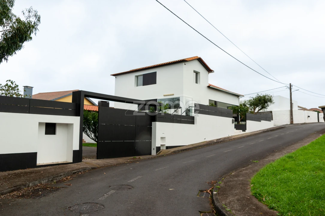 Moradia T3 para Venda em Pico da Pedra Foto 3