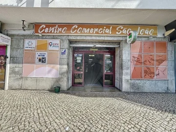 Loja para Arrendamento em Camarate, Unhos e Apelação