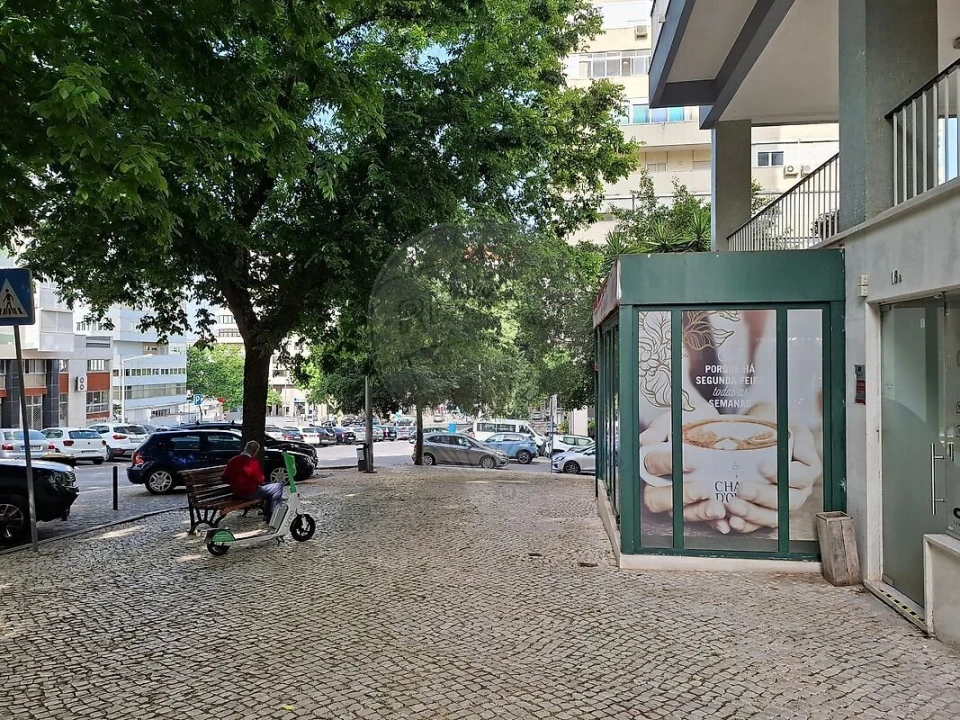 Loja para Arrendamento em São Domingos de Benfica Foto 2