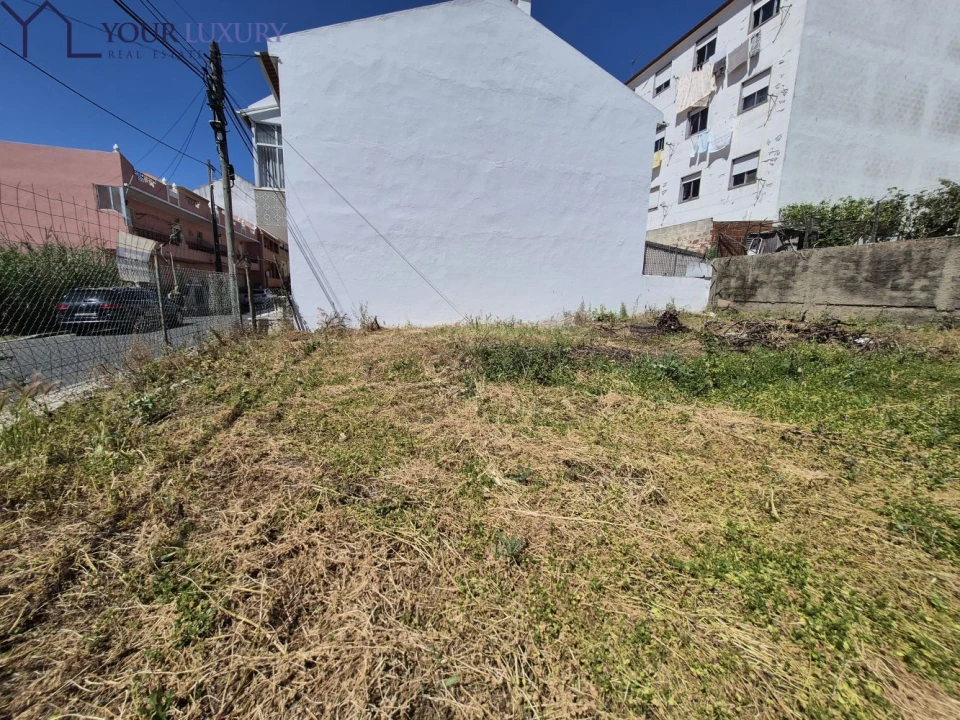Terreno para Venda em Pontinha e Famões Foto 1