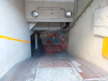 Garagem para Arrendamento em Almada, Cova da Piedade, Pragal e Cacilhas