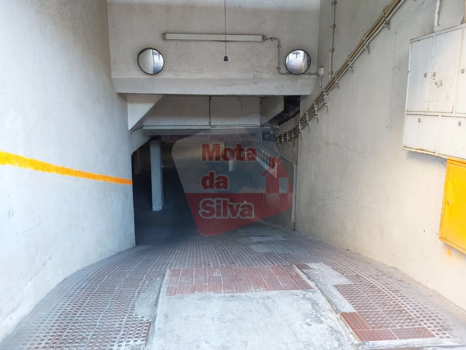 Garagem para Arrendamento em Almada, Cova da Piedade, Pragal e Cacilhas Foto 2