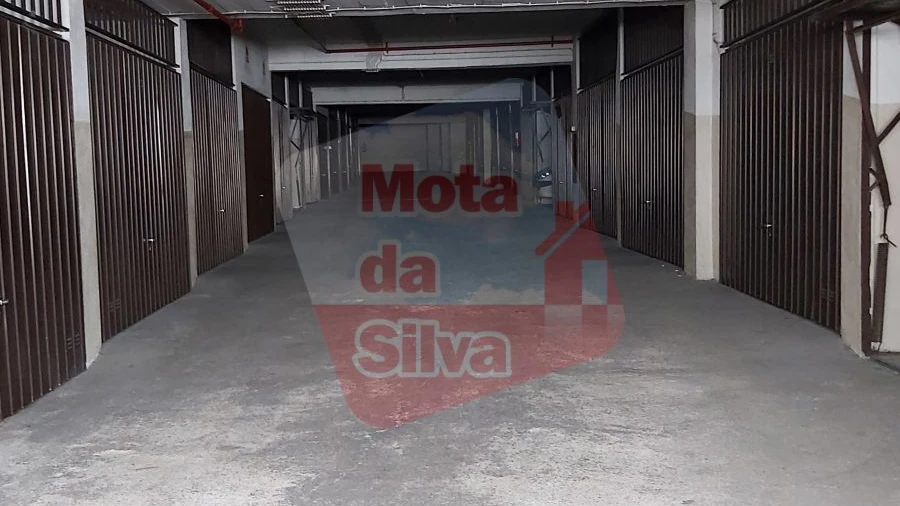 Garagem para Arrendamento em Almada, Cova da Piedade, Pragal e Cacilhas
