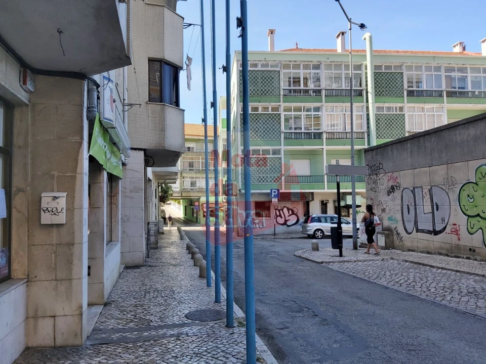 Garagem para Arrendamento em Almada, Cova da Piedade, Pragal e Cacilhas Foto 1