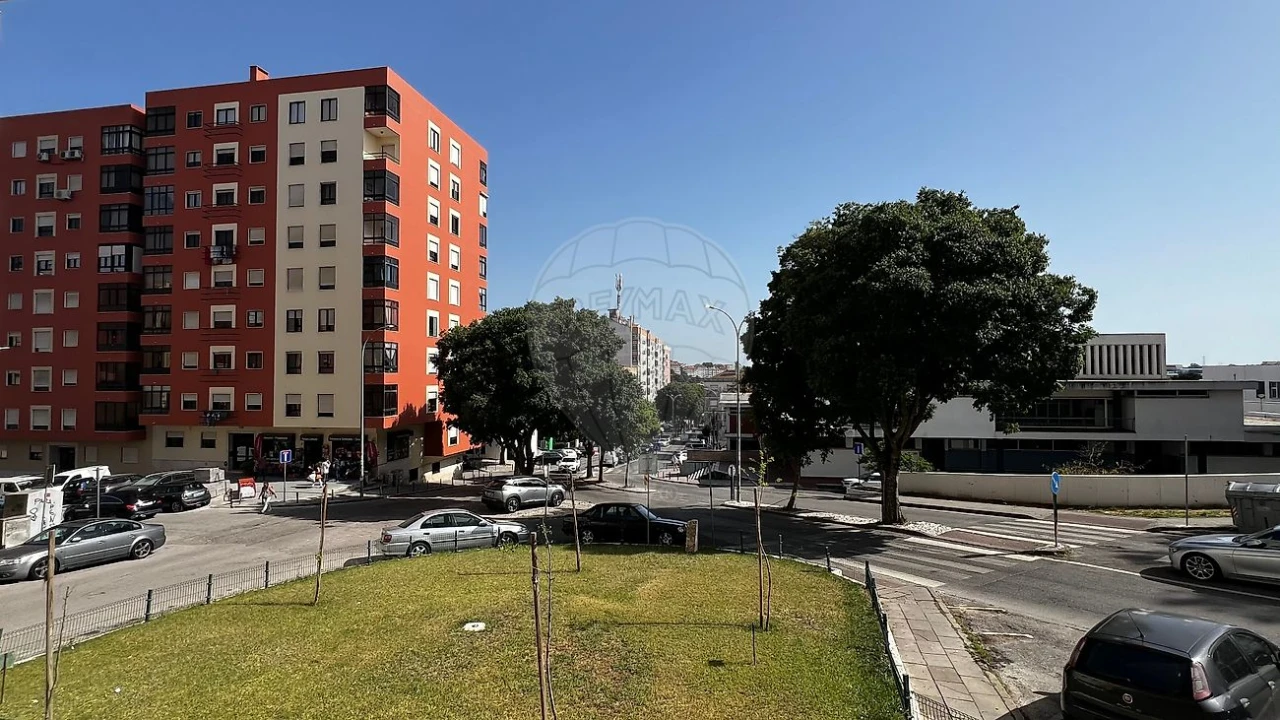 Apartamento T2 para Venda em Agualva e Mira-Sintra Foto 3
