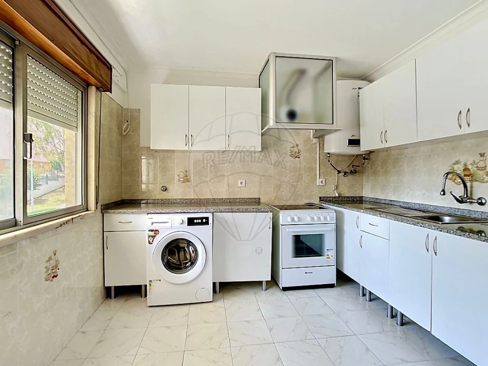Apartamento T2 para Venda em Agualva e Mira-Sintra Foto 11